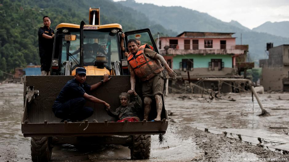 Casi 400 desaparecidos y 55 muertos: Inundaciones devastadoras en Nepal desatan crisis humanitaria