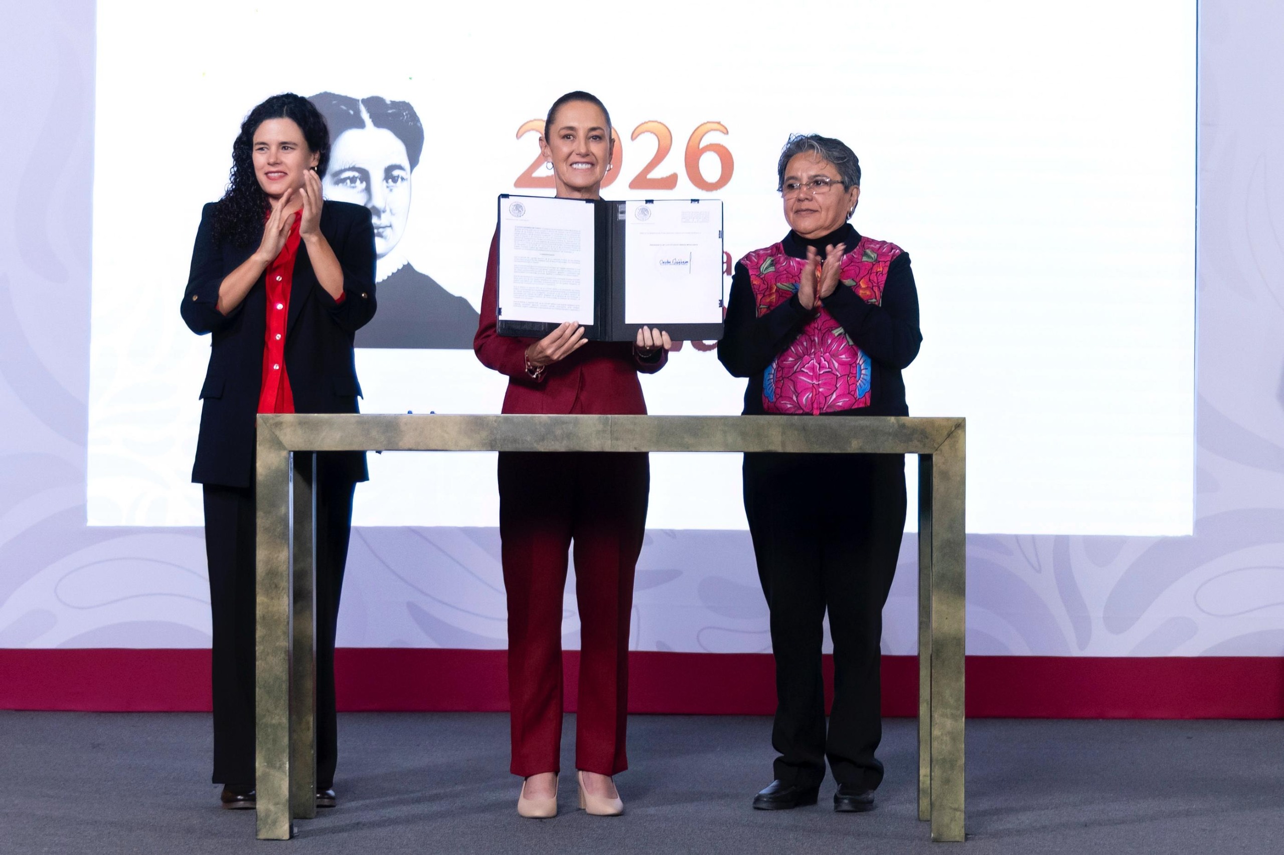 Claudia Sheinbaum Firma Decreto para Asegurar Transparencia en el Gobierno de México